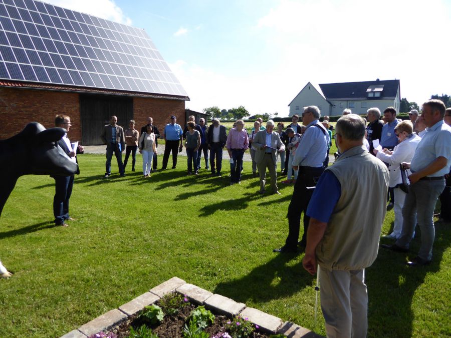 Die Mitglieder der Bewertungskommission besuchten 2017 das spätere Siegerdorf Fürstenberg Foto: Kreis Paderborn, Kulturamt